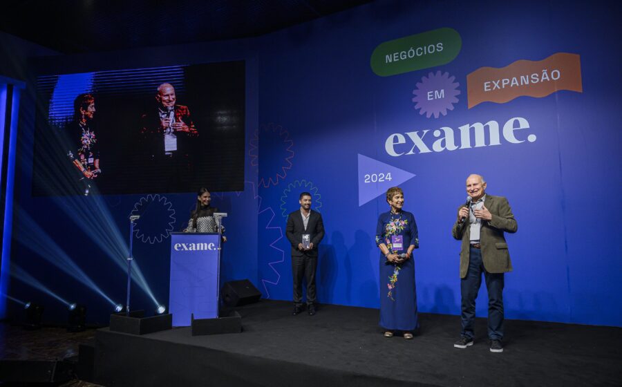 Expoece 2026 no Parque de Exposições César Cals: gado Nelore em pista de julgamento com compradores e leilão