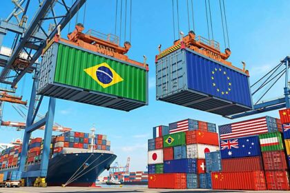 Gráfico de barras mostra crescimento de 21% nas exportações brasileiras para União Europeia com bandeiras do Brasil e UE