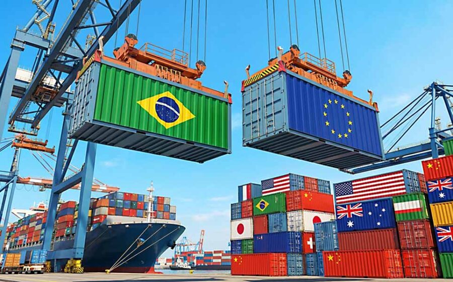 Gráfico de barras mostra crescimento de 21% nas exportações brasileiras para União Europeia com bandeiras do Brasil e UE