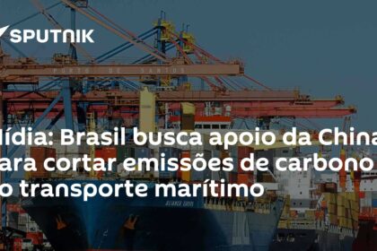 Painéis solares e turbinas eólicas chinesas representando exportações de tecnologia limpa que evitam emissões globais
