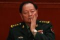 Xi Jinping e generais chineses em sessão do Partido Comunista durante expurgo histórico de 33 membros