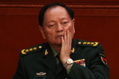 Xi Jinping e generais chineses em sessão do Partido Comunista durante expurgo histórico de 33 membros