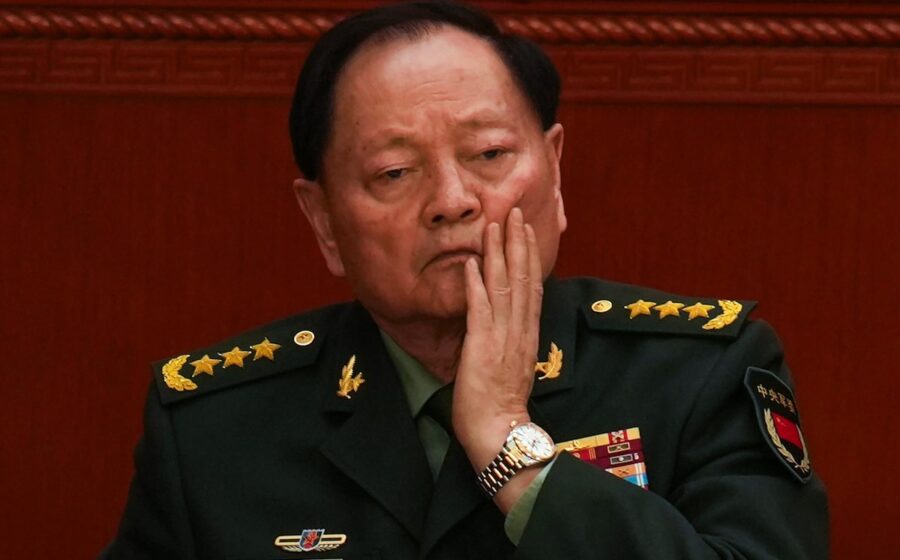 Xi Jinping e generais chineses em sessão do Partido Comunista durante expurgo histórico de 33 membros