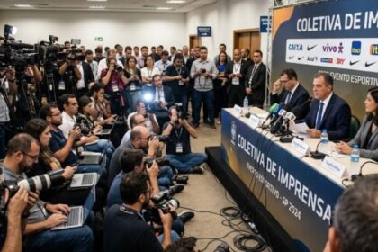 Javier Milei e representantes do FMI apertam as mãos simbolizando liberação de US$ 900 milhões para Argentina