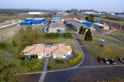 Obra da fábrica de vacinas Tecpar em Maringá (PR), 65% pronta, prevê 7 milhões de doses de varicela para SUS em 2027