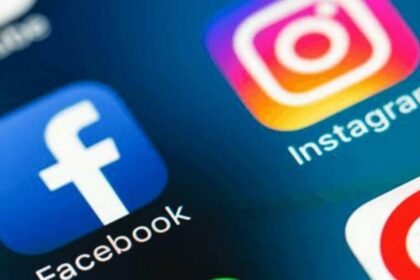 Logotipo do Facebook com balança da justiça e texto "R$ 5 mil por discriminação contra perfil gay"
