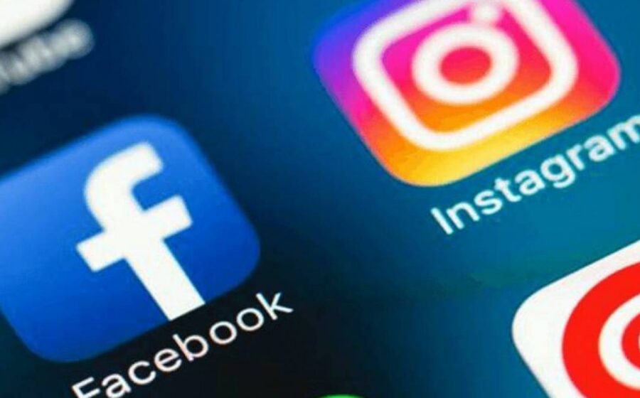 Logotipo do Facebook com balança da justiça e texto "R$ 5 mil por discriminação contra perfil gay"