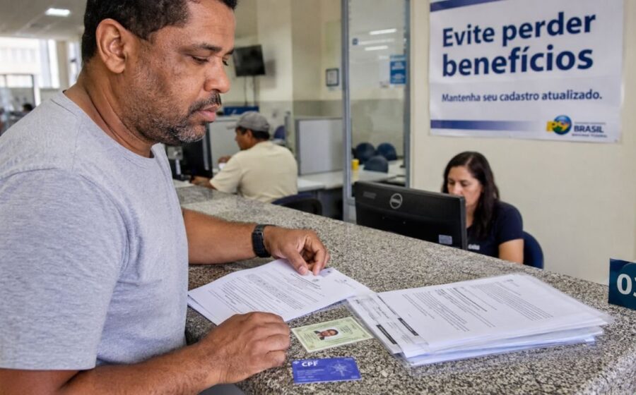 Alerta de segurança: logotipo PHP com símbolo de vulnerabilidade crítica afetando sistemas governamentais SEI e tribunais