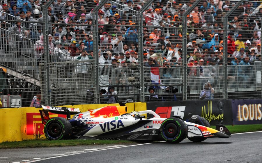 Carros de F1 parados na volta de apresentação do GP da Malásia por falha de software