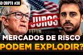 Jerome Powell em coletiva do Fed com gráfico de juros ao fundo, símbolo de pausa na taxa de 3,75% a 4%