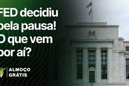 Jerome Powell em coletiva do Fed com gráfico de juros e dólar subindo sobre real brasileiro