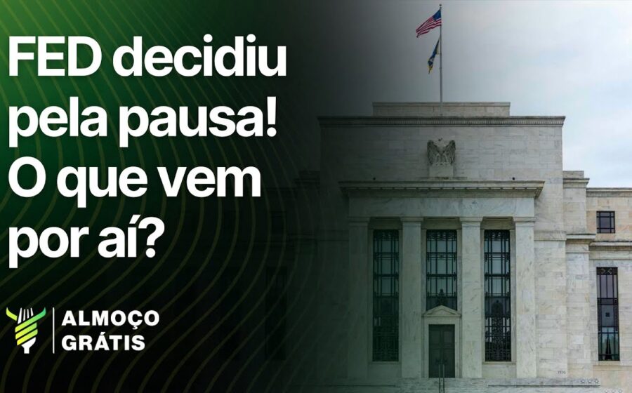 Jerome Powell em coletiva do Fed com gráfico de juros e dólar subindo sobre real brasileiro