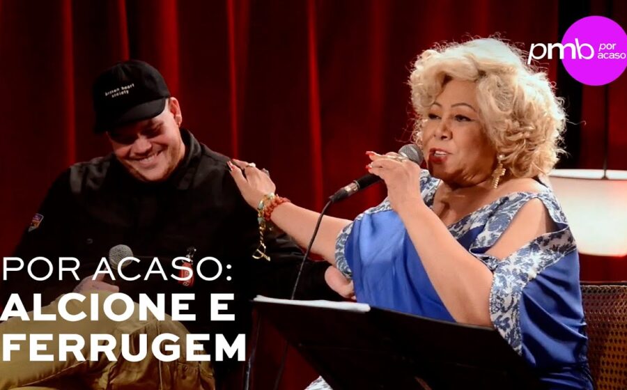 Ferrugem no palco gravando álbum tributo Legado cantando Alcione teatro Rio Janeiro
