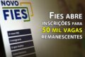 Estudante universitário preenchendo inscrição do Fies 2026 no computador, 50 mil vagas remanescentes