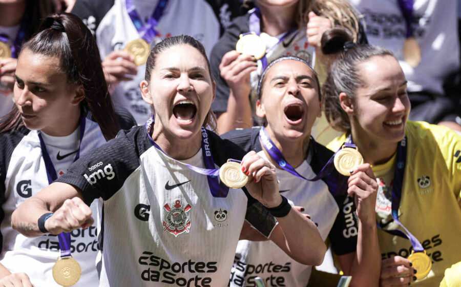 Taça do Mundial de Clubes Feminino da FIFA com bandeira dos EUA e escudo do Corinthians, sede 2028