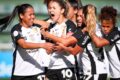 Taça do Mundial de Clubes Feminino da FIFA com bandeira dos EUA e escudo do Corinthians