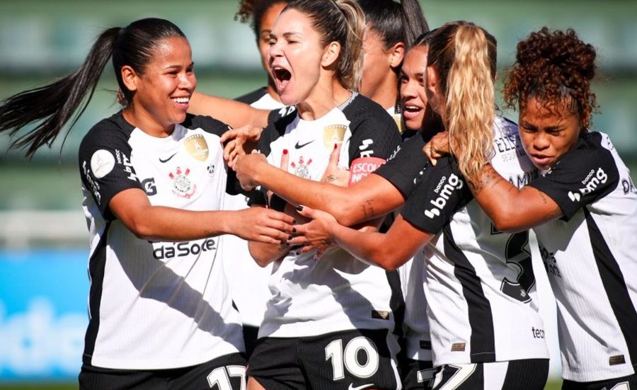 Taça do Mundial de Clubes Feminino da FIFA com bandeira dos EUA e escudo do Corinthians