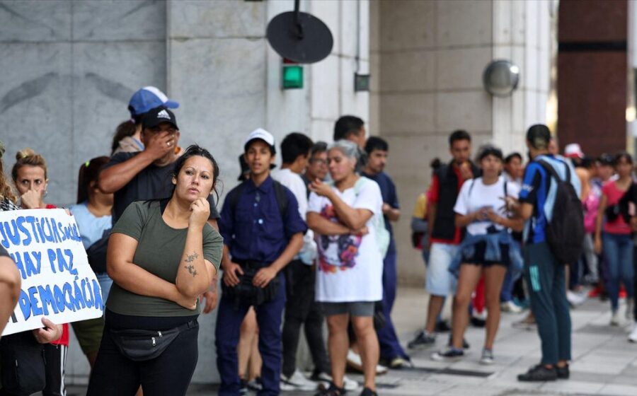 Fila de centenas de pessoas sob chuva esperando por 30 vagas de emprego em bazar na Argentina