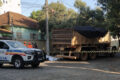 Caminhão de carreata política na Rua Santos Dumont, Goianésia, onde jovem de 19 anos caiu e morreu