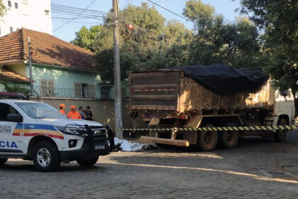 Caminhão de carreata política na Rua Santos Dumont, Goianésia, onde jovem de 19 anos caiu e morreu