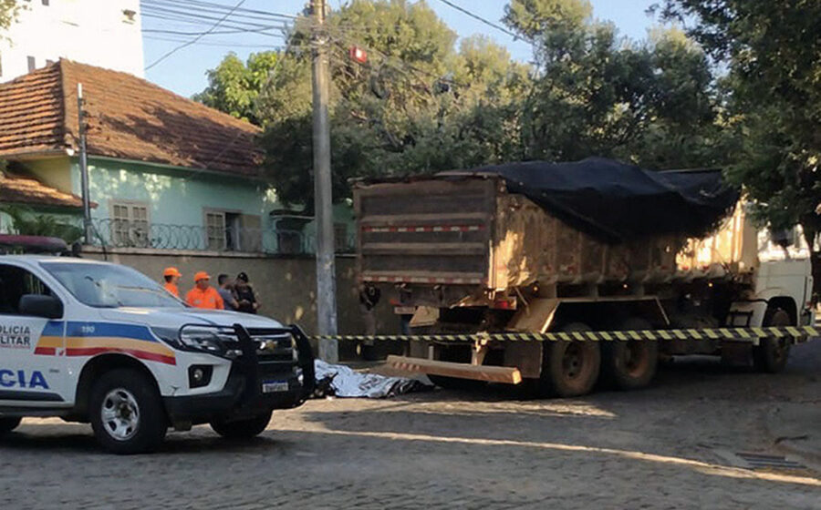 Caminhão de carreata política na Rua Santos Dumont, Goianésia, onde jovem de 19 anos caiu e morreu