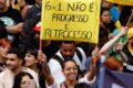 Trabalhadores comemorando fim da escala 6x1 e redução de jornada para 40 horas semanais
