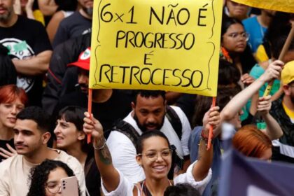 Trabalhadores comemorando fim da escala 6x1 e redução de jornada para 40 horas semanais