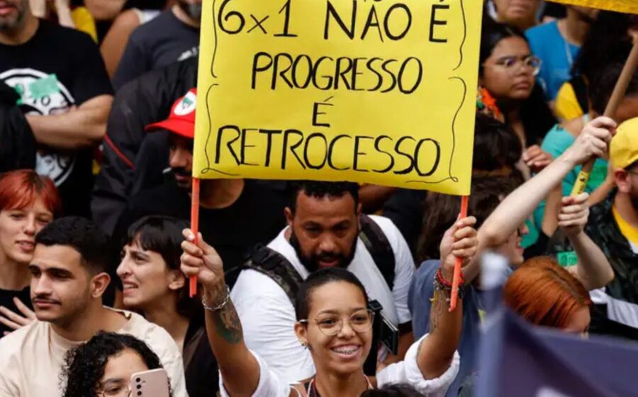 Trabalhadores comemorando fim da escala 6x1 e redução de jornada para 40 horas semanais