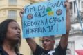 Trabalhadores brasileiros consultam relógio e calendário simbolizando fim da escala 6x1 e redução de jornada para 40 horas semanais no RJ