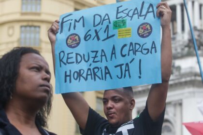 Trabalhadores brasileiros consultam relógio e calendário simbolizando fim da escala 6x1 e redução de jornada para 40 horas semanais no RJ