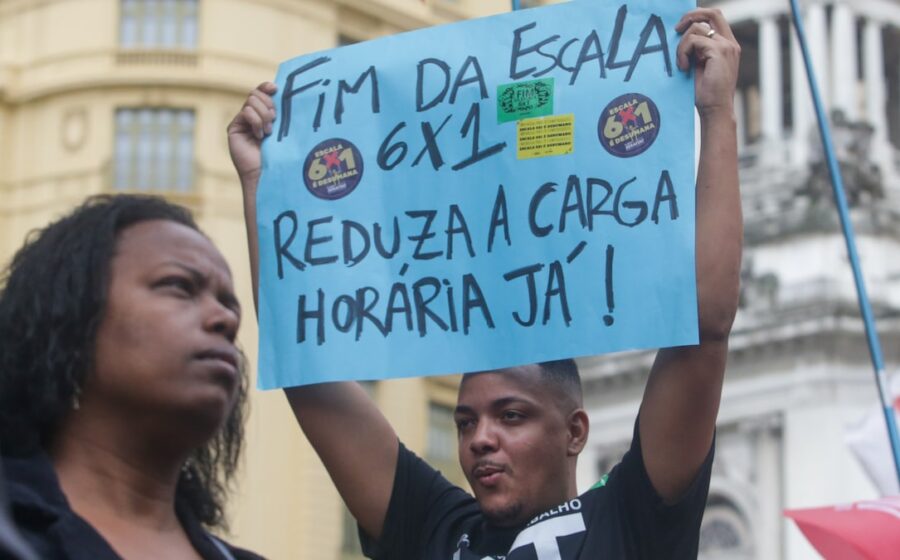 Trabalhadores brasileiros consultam relógio e calendário simbolizando fim da escala 6x1 e redução de jornada para 40 horas semanais no RJ