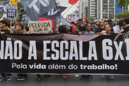 Calendário mostrando escala 5x2 com relógio marcando 40 horas semanais e trabalhador comemorando