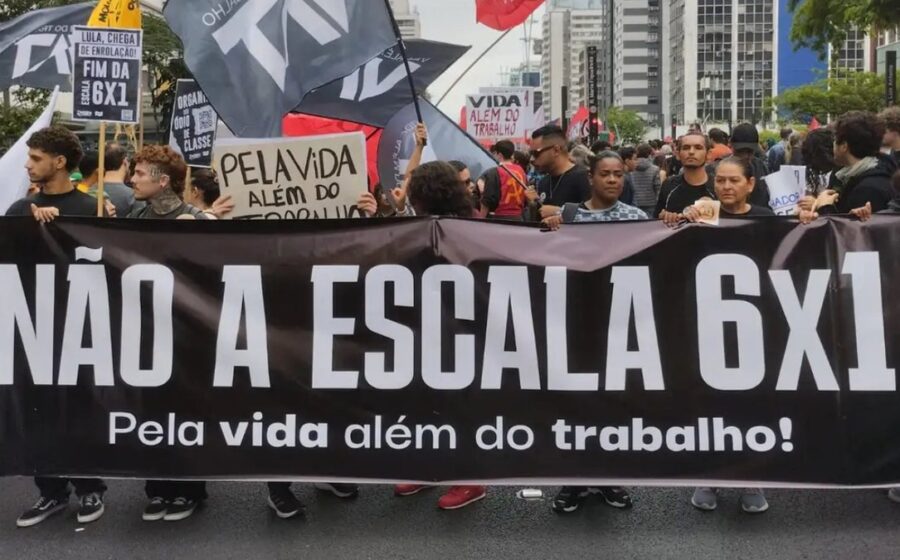 Calendário mostrando escala 5x2 com relógio marcando 40 horas semanais e trabalhador comemorando