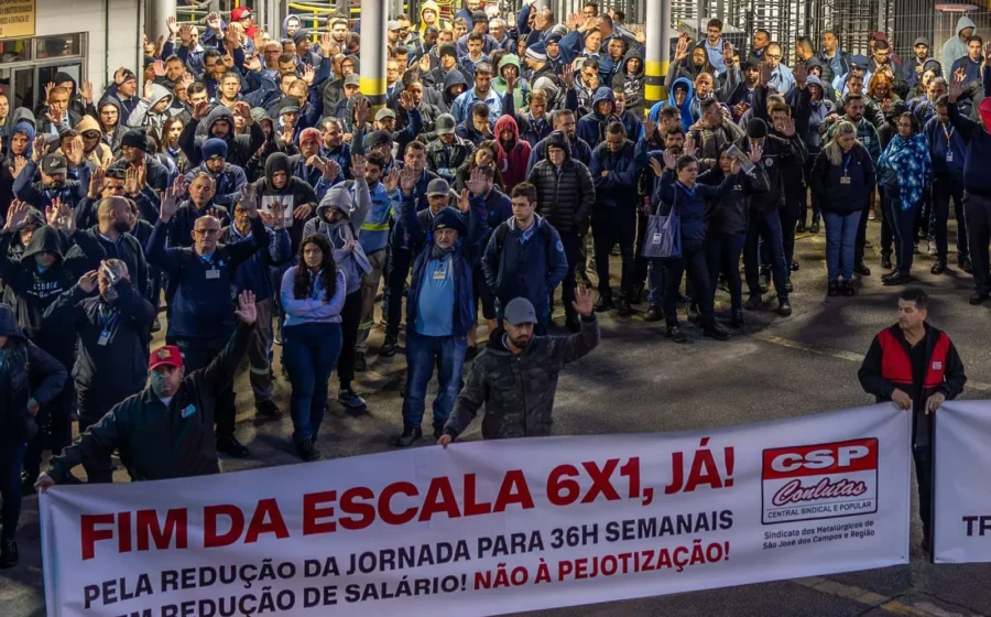 Metalúrgicos do ABC em assembleia discutindo fim da escala 6x1 e nova jornada 5x2 até dezembro