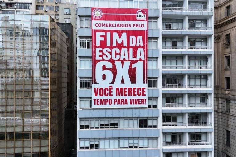 Trabalhador olha relógio e calendário simbolizando fim da escala 6x1 e redução de jornada