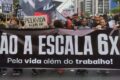 Trabalhadores brasileiros diversos comemoram fim da escala 6x1, relógio marcando 42 horas semanais e calendário com duas folgas