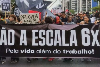 Trabalhadores brasileiros diversos comemoram fim da escala 6x1, relógio marcando 42 horas semanais e calendário com duas folgas
