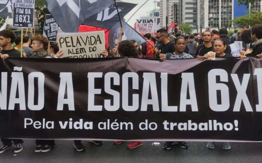 Trabalhadores brasileiros diversos comemoram fim da escala 6x1, relógio marcando 42 horas semanais e calendário com duas folgas