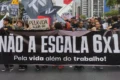 Trabalhadores brasileiros em diferentes ocupações representando impacto do fim da escala 6x1 na informalidade