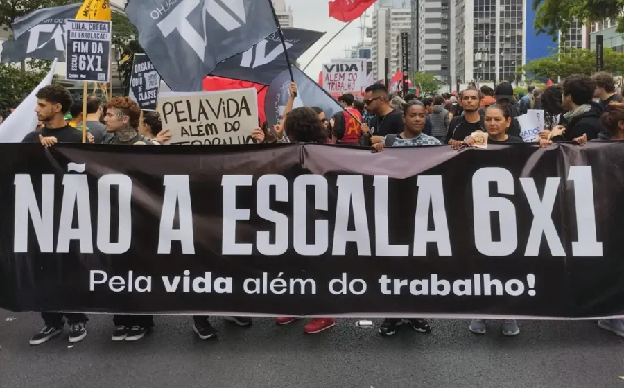 Trabalhadores brasileiros em diferentes ocupações representando impacto do fim da escala 6x1 na informalidade