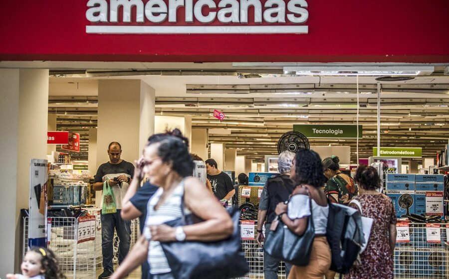 Gavel e balança sobre documentos da Americanas simbolizando fim da recuperação judicial