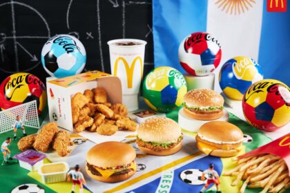 Logotipo do McDonald's (arcos dourados) e brasão da Fifa lado a lado com seta vermelha indicando separação após 32 anos