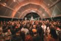 Multidão em eventos culturais gratuitos nas ruas de Campo Grande com feiras, shows de rock e samba