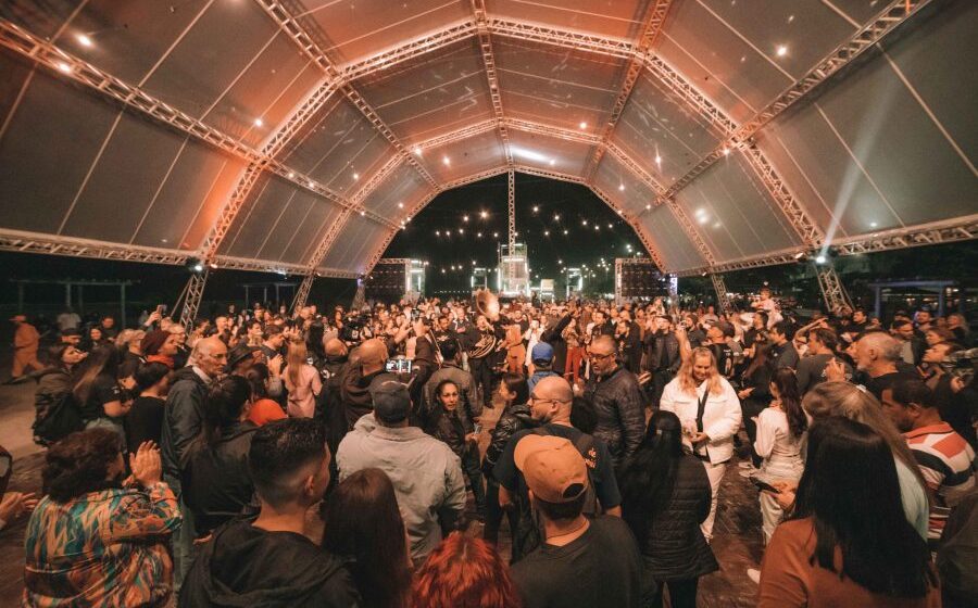 Multidão em eventos culturais gratuitos nas ruas de Campo Grande com feiras, shows de rock e samba