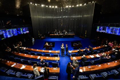 Senador Eduardo Braga no plenário do Senado articulando PEC paralela sobre jornada 5x2 para caminhoneiros e embarcados