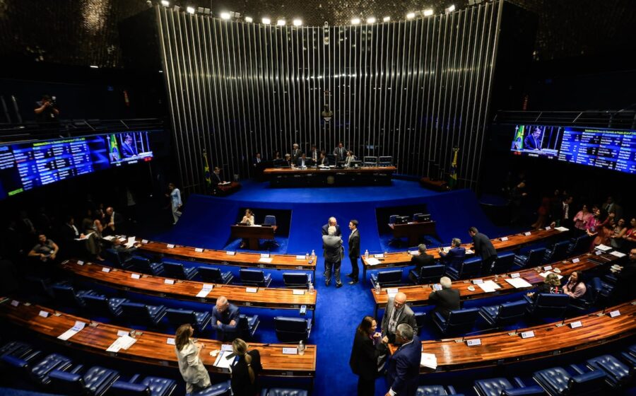 Senador Eduardo Braga no plenário do Senado articulando PEC paralela sobre jornada 5x2 para caminhoneiros e embarcados
