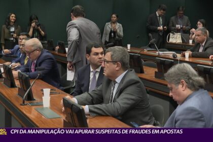 Ilustração de investigação financeira com lupa sobre transações bancárias e alerta de compliance