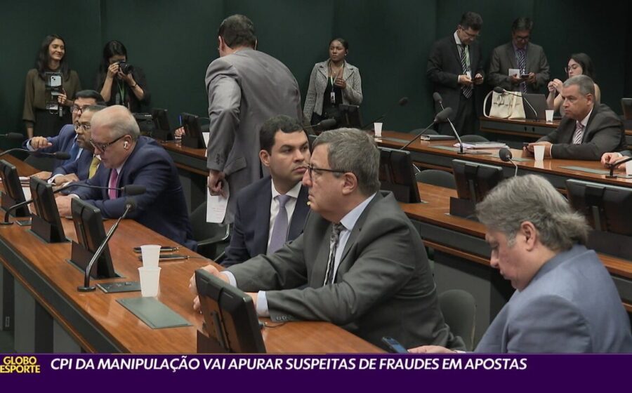 Ilustração de investigação financeira com lupa sobre transações bancárias e alerta de compliance