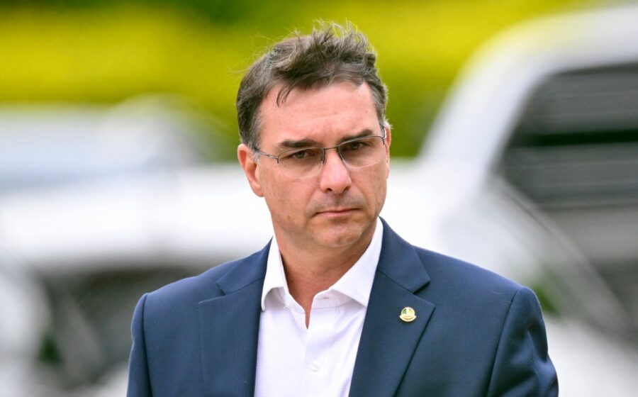 Fintech A55 bloqueia advogado Willer Tomaz ligado a Flávio Bolsonaro e reporta R$ 6,3 bi em apostas suspeitas ao Coaf