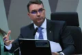 Logotipo da fintech A55 sobre fundo de código binário e símbolos de alerta de compliance bancário